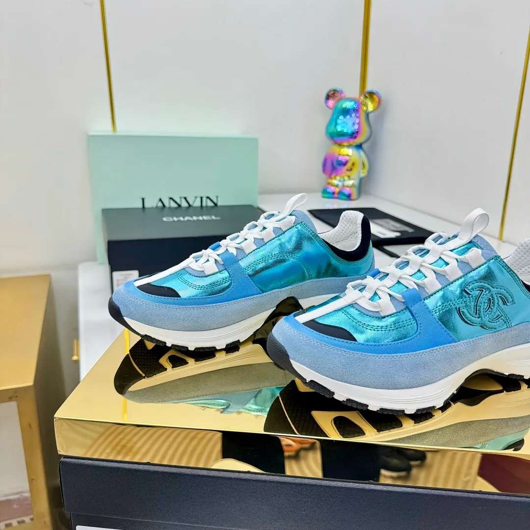👟👟Ex-factory price 600👟👟High quality! ! ! CHANEL Chanel 25A latest thick-soled casual sports shoes. The counter is synchronized. The counter is very popular. It is a shoe that is very difficult to buy. The most popular thick-soled casual shoes on the Internet. As you can imagine, the most popular thick-soled casual shoes can not be missed. It has both good looks and comfort. Simple and versatile. The thick sole increases the height and is super versatile. Whoever wears it will look better. Upper: cowhide stitching. Lining: breathable mesh. Outsole: TPU original outsole. Size: 35-41 👉
